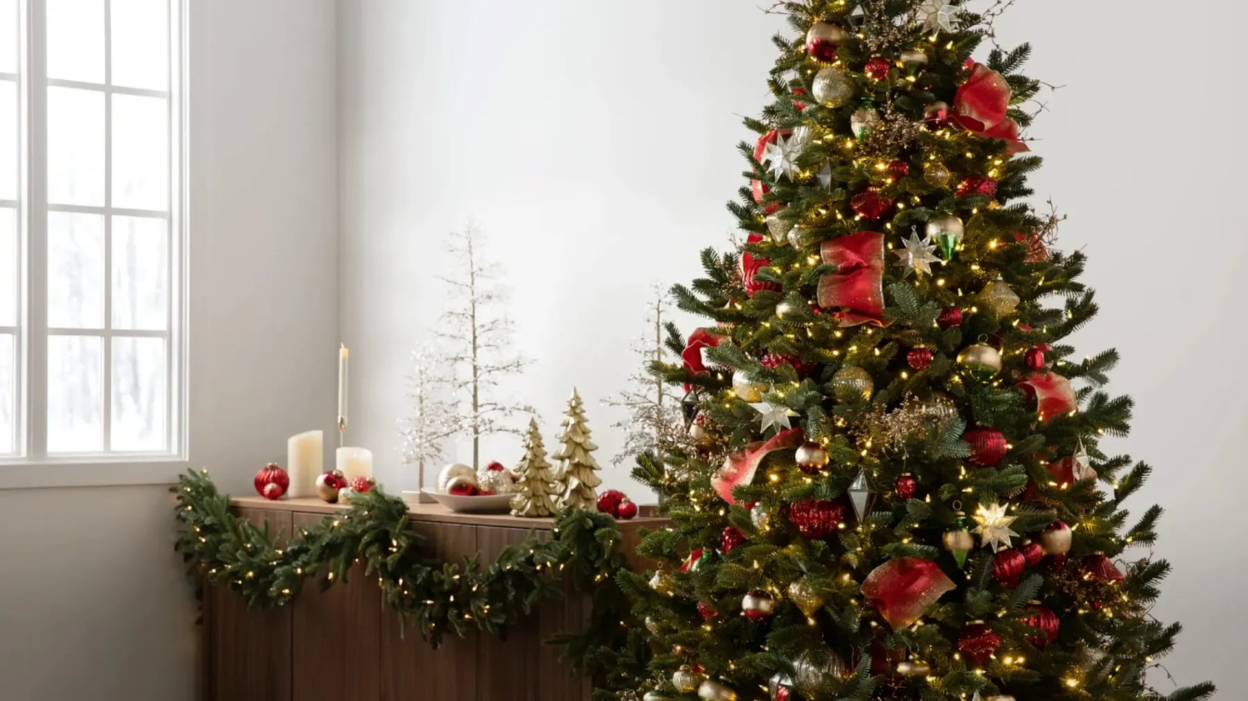 Árvore de Natal decorada em uma sala acolhedora
